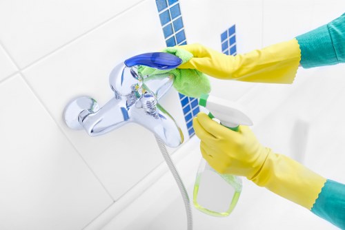 Detailed bathroom cleaning for a guest-ready Airbnb property in Earlscourt